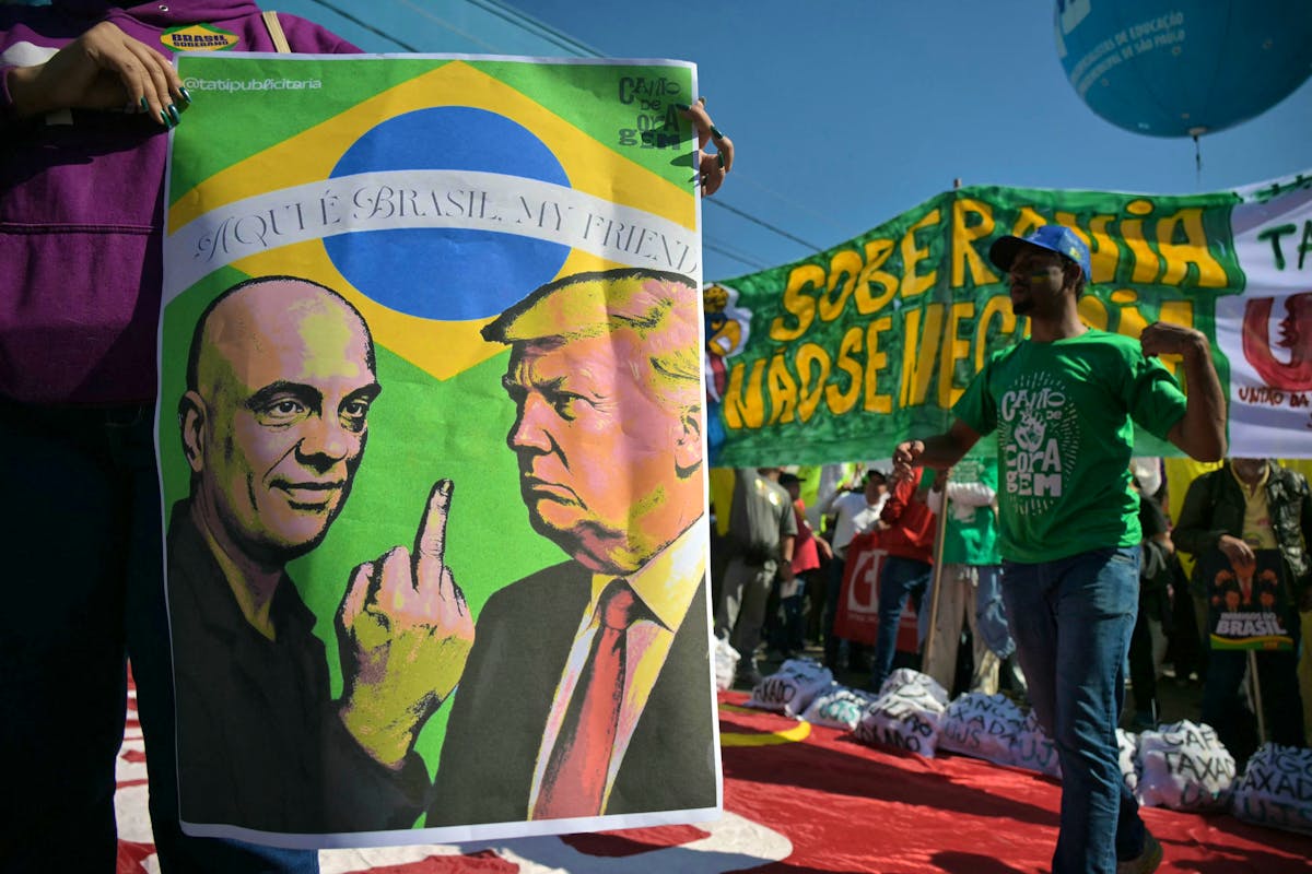 Un manifestant tient une affiche représentant le juge de la Cour suprême du Brésil, Alexandre de Moraes, défiant le président américain Donald Trump lors d’une manifestation à São Paulo en défense de la souveraineté nationale, le 1er août 2025. Un manifestant tient une affiche représentant le juge de la Cour suprême du Brésil, Alexandre de Moraes, défiant le président américain Donald Trump lors d’une manifestation à São Paulo en défense de la souveraineté nationale, le 1er août 2025.
