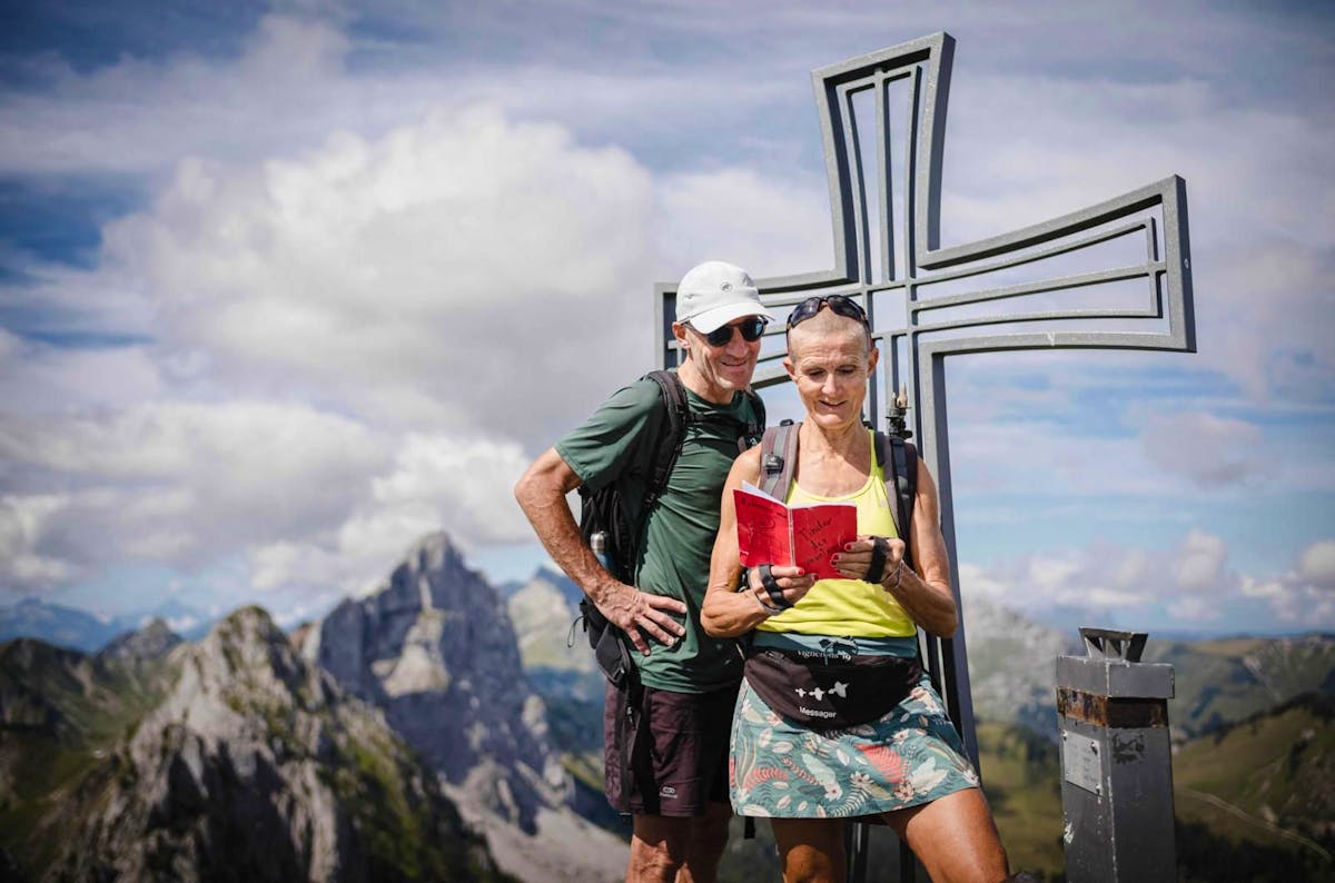 Après avoir grimpé jusqu’au sommet de la Wandflue, qui culmine à 2 133 mètres, Cathy a mis un mot accompagné de ses coordonnées dans le carnet rouge trouvé là-haut.