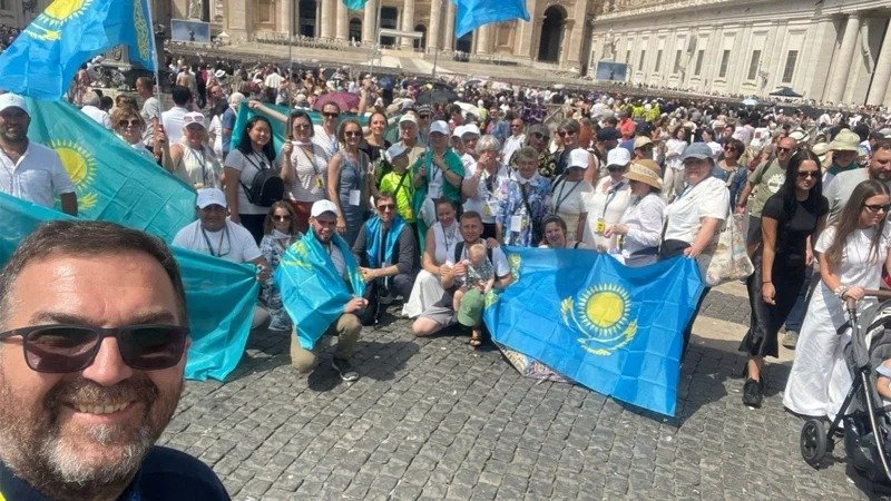 Pope Leo XIV greets Kazakh pilgrims arrived to attend Angelus prayer
