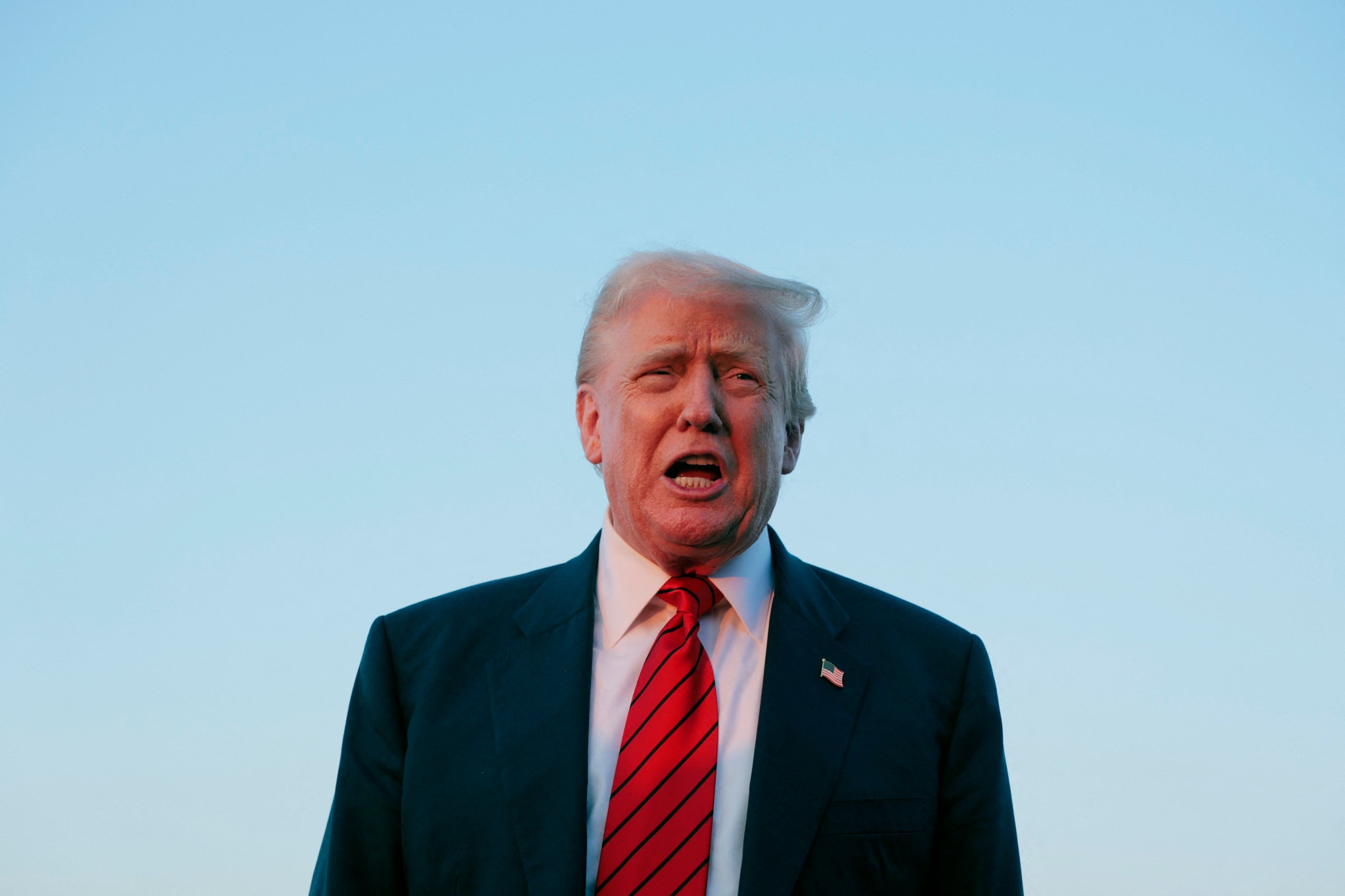 Donald Trump s’adressant aux journalistes près d’Air Force One à l’aéroport international de Lehigh Valley, le 3 août 2025. Donald Trump s’adressant aux journalistes près d’Air Force One à l’aéroport international de Lehigh Valley, le 3 août 2025.