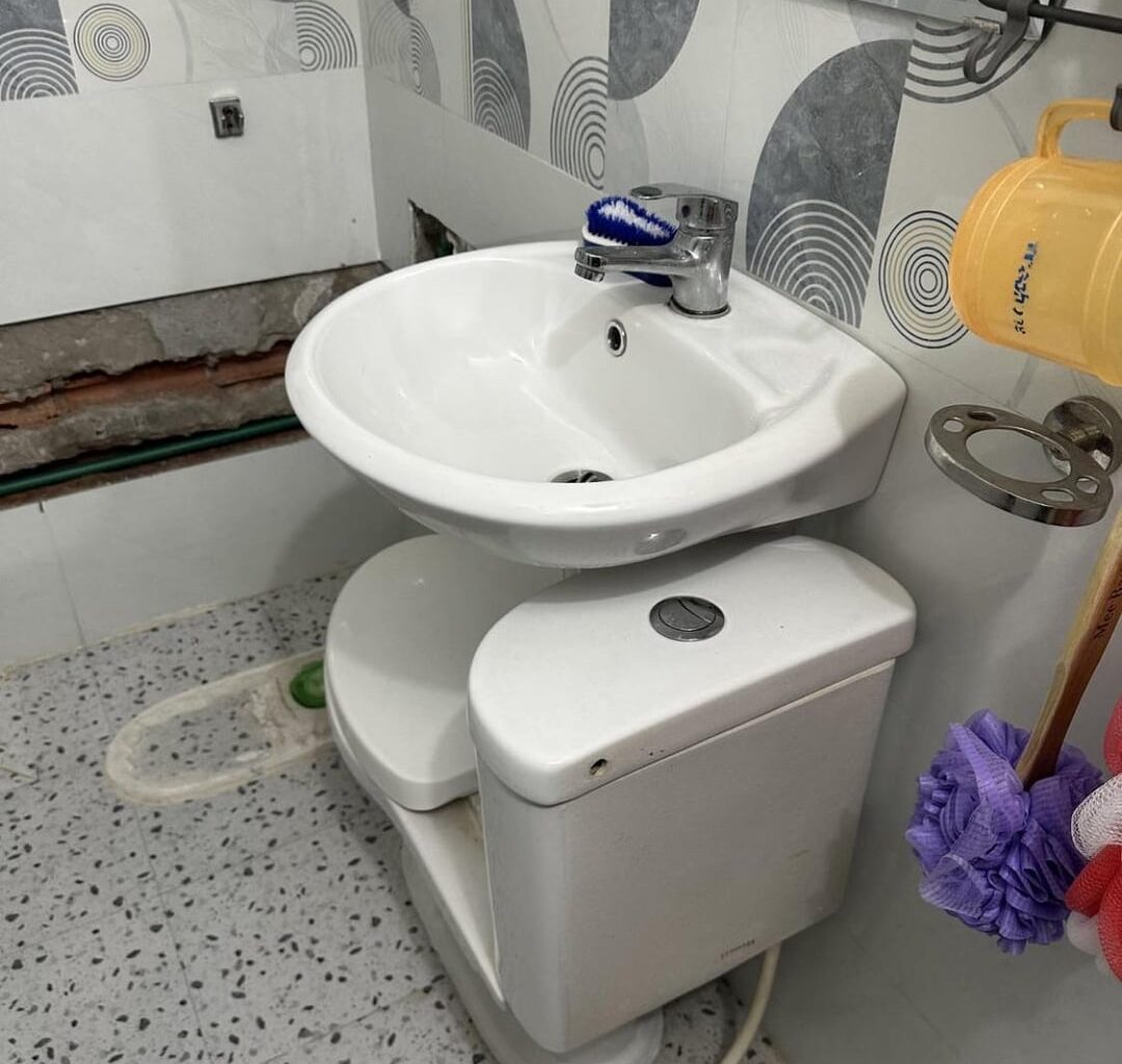 J'étais bourré et installé des toilettes sur le lavabo à mon client, que dire?