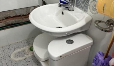 J'étais bourré et installé des toilettes sur le lavabo à mon client, que dire?