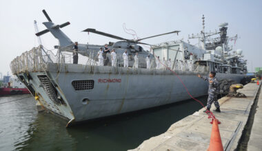 An Indonesian Navy member assists crew members of Royal Navy frigate HMS Richmond to dock upon arrival for a port call at Tanjung Priok Port in Jakarta, Indonesia on June 25. [AP/YONHAP]