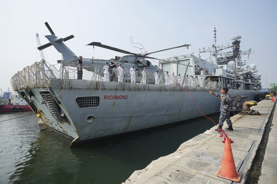 An Indonesian Navy member assists crew members of Royal Navy frigate HMS Richmond to dock upon arrival for a port call at Tanjung Priok Port in Jakarta, Indonesia on June 25. [AP/YONHAP]