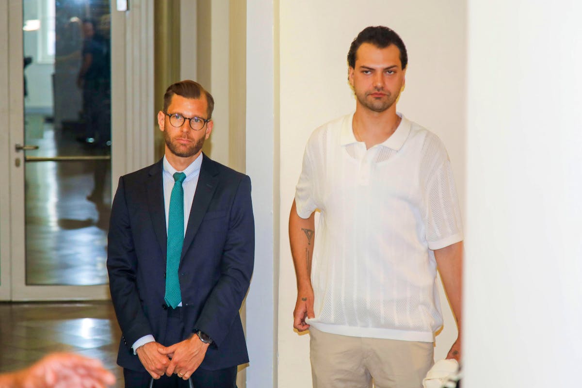 «Jimmy Blue Ochsenknecht mit seinem Anwalt bei der Ankunft zum Prozess am Landgericht in Innsbruck. Sein Mandant habe sich «falsch verhalten», erklärte der Verteidiger gemäss «Bild» gegenüber dem Gericht am 22. August 2025. «Jimmy Blue Ochsenknecht mit seinem Anwalt bei der Ankunft zum Prozess am Landgericht in Innsbruck. Sein Mandant habe sich «falsch verhalten», erklärte der Verteidiger gemäss «Bild» gegenüber dem Gericht am 22. August 2025.