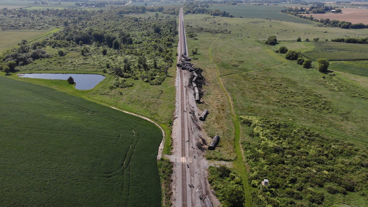 Crude oil leak from train derailment in Dodge County contained