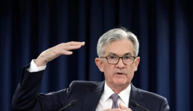 Powell treads fine line on rate cut message