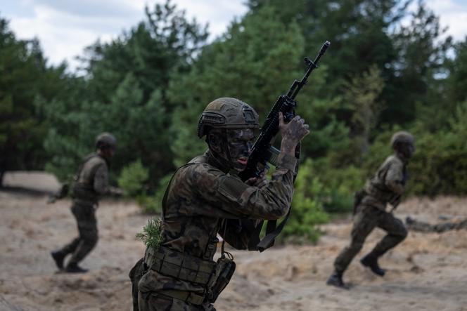 A student participated in the 'Vacation with the Army' military training project in the suburbs of Warsaw on July 22, 2025.
