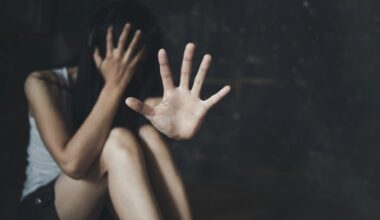 Tohle je něco tak odpornýho a ten trest tak neadekvátní, že chci zvracet a křičet ZÁROVEŇ!!! 🤬 OS v Trutnově v čele s předsedkyní senátu Veronikou Tomanovou odsoudil otčíma v lednu 2023 k tříletému vězení s PODMÍNĚNÝM ODKLADEM na pět let. ZA NÁSILŇOVÁNÍ OD 12 LET A ZNIČENÝ ŽIVOT -podmínka 🤮