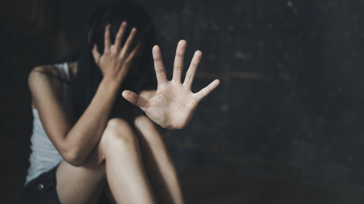 Tohle je něco tak odpornýho a ten trest tak neadekvátní, že chci zvracet a křičet ZÁROVEŇ!!! 🤬 OS v Trutnově v čele s předsedkyní senátu Veronikou Tomanovou odsoudil otčíma v lednu 2023 k tříletému vězení s PODMÍNĚNÝM ODKLADEM na pět let. ZA NÁSILŇOVÁNÍ OD 12 LET A ZNIČENÝ ŽIVOT -podmínka 🤮