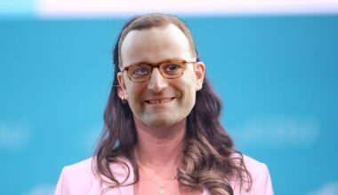 Caroline Bosbach erscheint mit Jens-Spahn-Maske zu Gesprächen mit CDU, um nicht gefeuert zu werden
