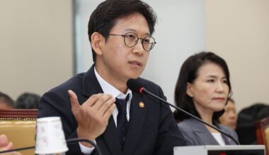 Minister of Science and ICT Bae Kyung-hoon speaks during a parliamentary session at the National Assembly in western Seoul on Aug. 20. [YONHAP]