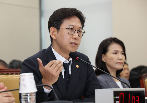 Minister of Science and ICT Bae Kyung-hoon speaks during a parliamentary session at the National Assembly in western Seoul on Aug. 20. [YONHAP]