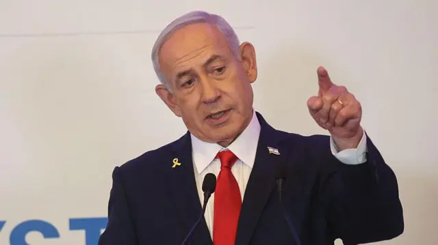 El primer ministro de Israel, Benjamin Netanyahu, señala con el brazo en alto