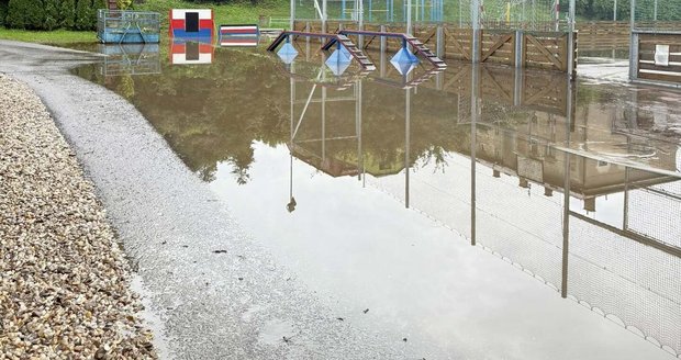 Lučany nad Nisou: Hasiči čerpali vodu ze sklepů a likvidovali další následky přívalových lijáků (26. 7. 2025).