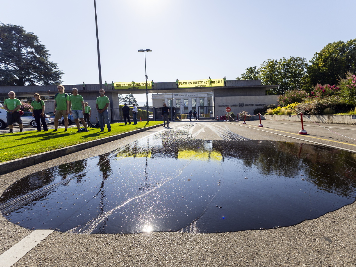 Plastic: Greenpeace sprays access to the UN in Geneva black