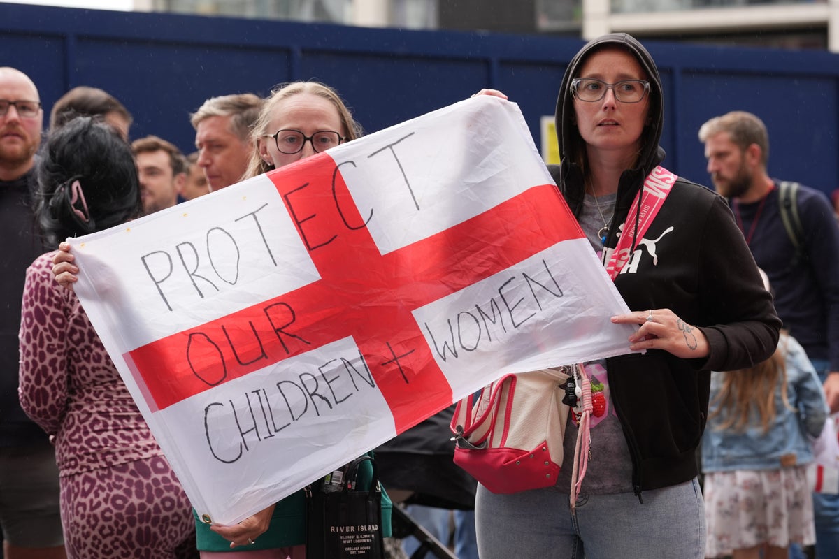 Protest held outside Canary Wharf hotel housing asylum seekers