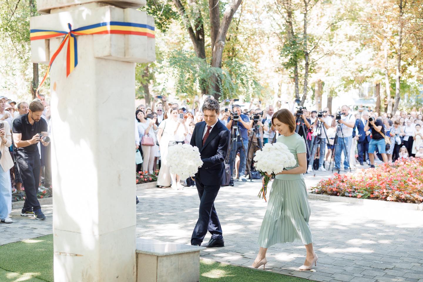PHOTO // Presidents of Moldova, Romania celebrate Romanian Language in Straseni