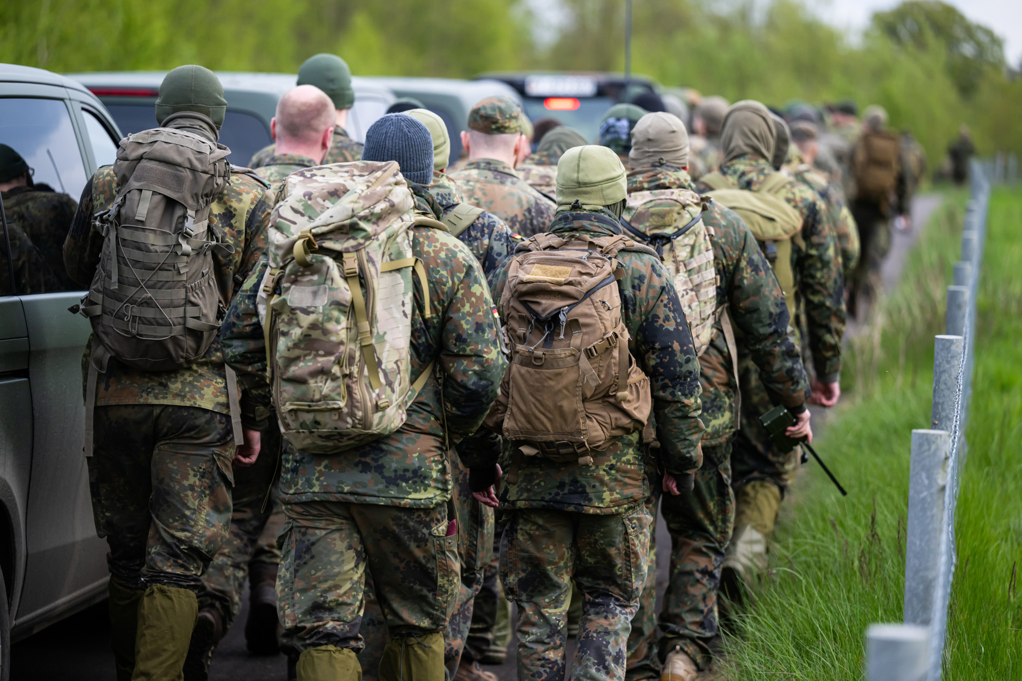 Bundeswehrsoldaten suchen am Flussufer in Niedersachsen nach dem vermissten sechsjährigen Arian aus Elm. Bundeswehrsoldaten suchen am Flussufer in Niedersachsen nach dem vermissten sechsjährigen Arian aus Elm.