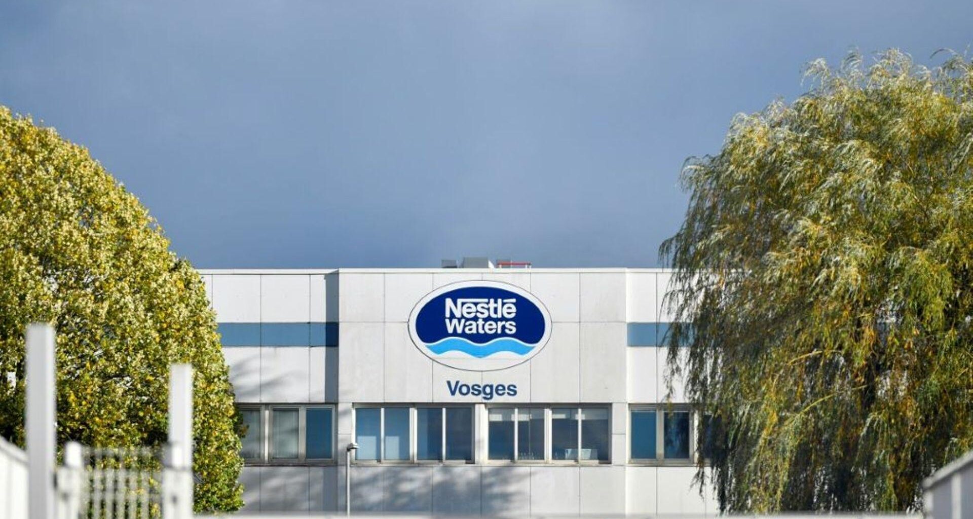 Une enquête de Médiapart révèle des taux "incommensurables" de microplastiques dans les eaux Contrex et Hépar