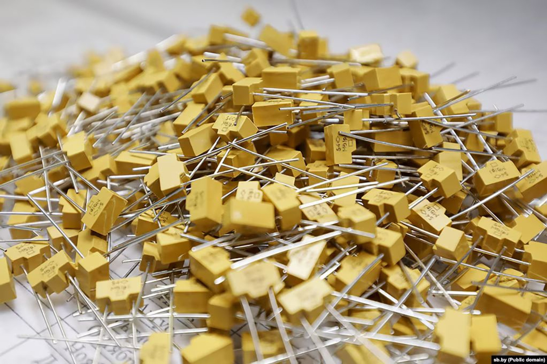 Electric capacitors manufactured by Monolith