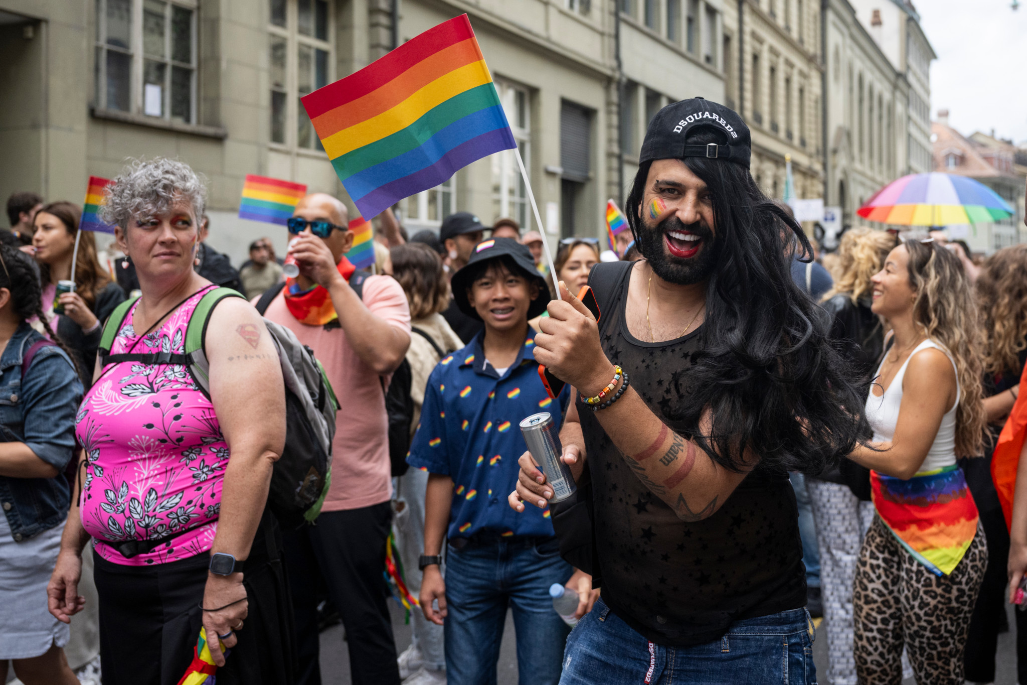 Menschen demonstrieren fröhlich bei der BernPride 2025 mit Regenbogenflaggen in der Altstadt von Bern. Menschen demonstrieren fröhlich bei der BernPride 2025 mit Regenbogenflaggen in der Altstadt von Bern.