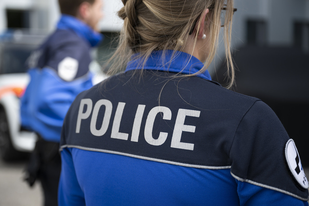 Logo de la police sur l’uniforme d’une collaboratrice lors d’une conférence de presse à Granges-Paccot, sur l’électrification du parc de véhicules de la police cantonale fribourgeoise. Logo de la police sur l’uniforme d’une collaboratrice lors d’une conférence de presse à Granges-Paccot, sur l’électrification du parc de véhicules de la police cantonale fribourgeoise.