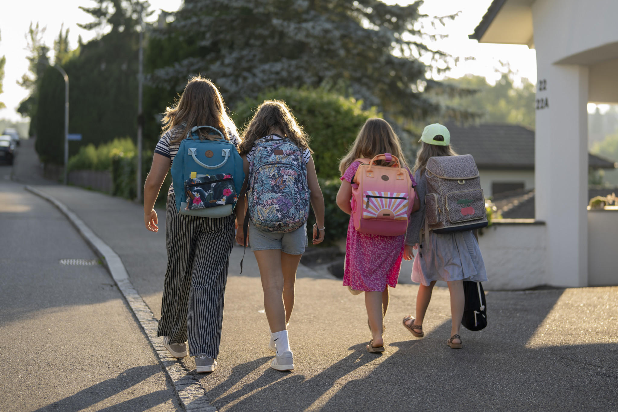 Des élèves de primaire de l’école Laubegg se dirigent vers l’école le premier jour de la nouvelle année scolaire à Berne, le 11 août 2025.