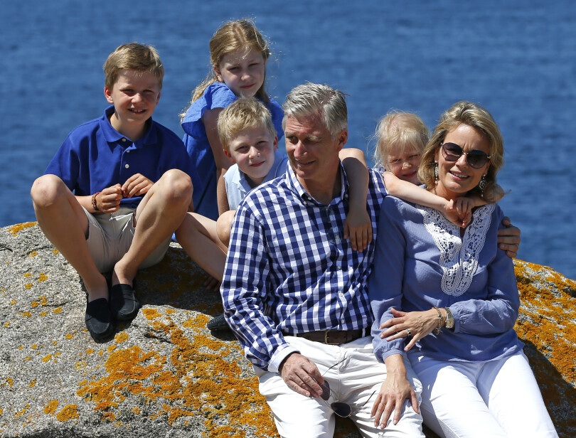 Le prince Gabriel, la princesse héritière Elisabeth, le prince Emmanuel, le roi Philippe de Belgique, la princesse Éléonore et la reine Mathilde de Belgique pendant leurs vacances à L'Île d'Yeu, le 24 juillet 2013.