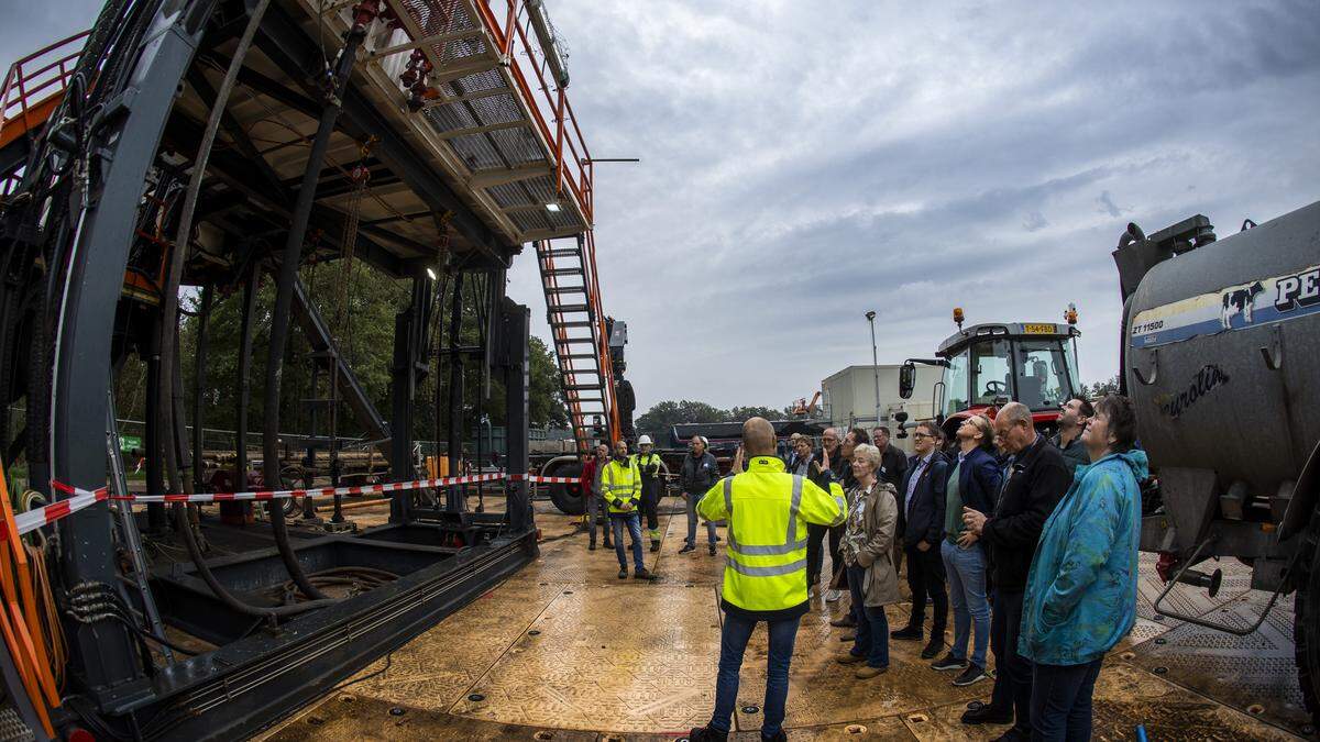 Eerder stuitte zoutwinning in Haaksbergen op verzet, hier gemeenteraadsleden op bezoek bij een project van Nobian.