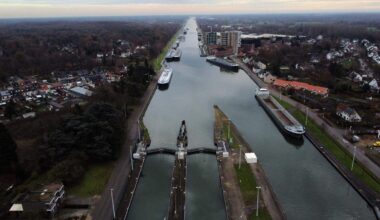 Een olietanker heeft woensdagavond zo’n 10.000 liter olie gelekt in het Albertkanaal bij de Vlaamse plaats Olen. 