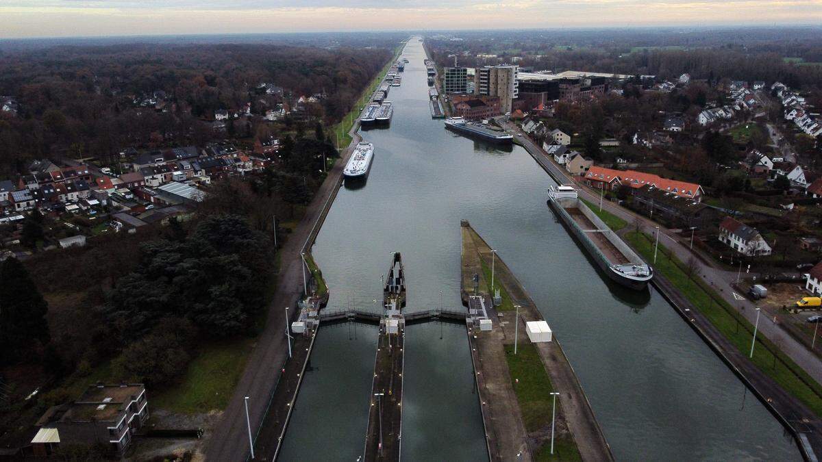Een olietanker heeft woensdagavond zo’n 10.000 liter olie gelekt in het Albertkanaal bij de Vlaamse plaats Olen. 