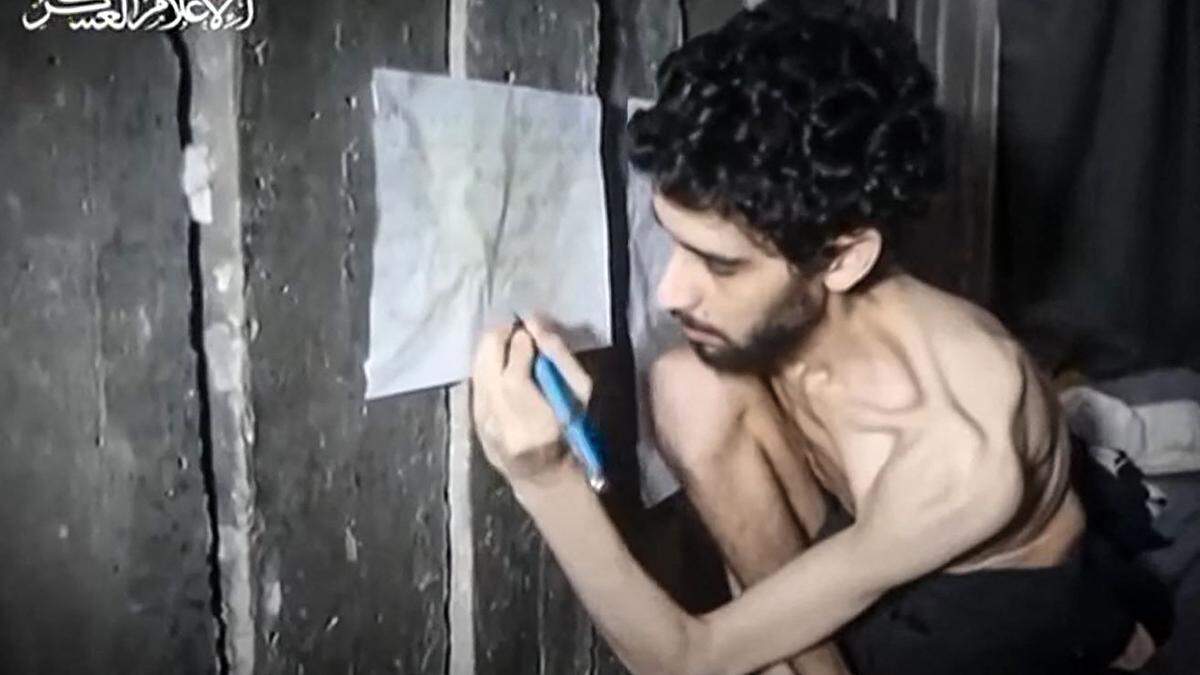 Een fragment van de Hamas-video van de broodmagere Israëlische gijzelaar Evyatar David. De VN-Veiligheidsraad komt nu in een spoedzitting bijeen.