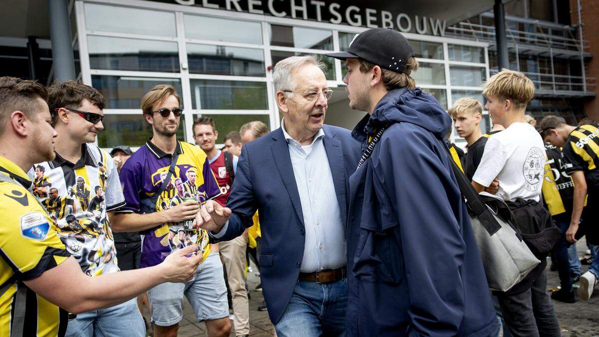 Karel Aalbers verlaat de rechtbank na afloop van het kort geding van Vitesse tegen de KNVB.