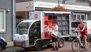 Een medewerker van Picnic bezorgt de bestelde boodschappen aan huis.