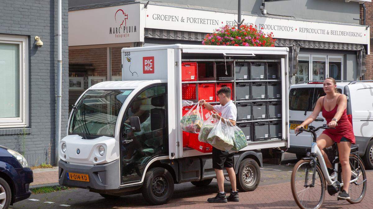 Een medewerker van Picnic bezorgt de bestelde boodschappen aan huis.