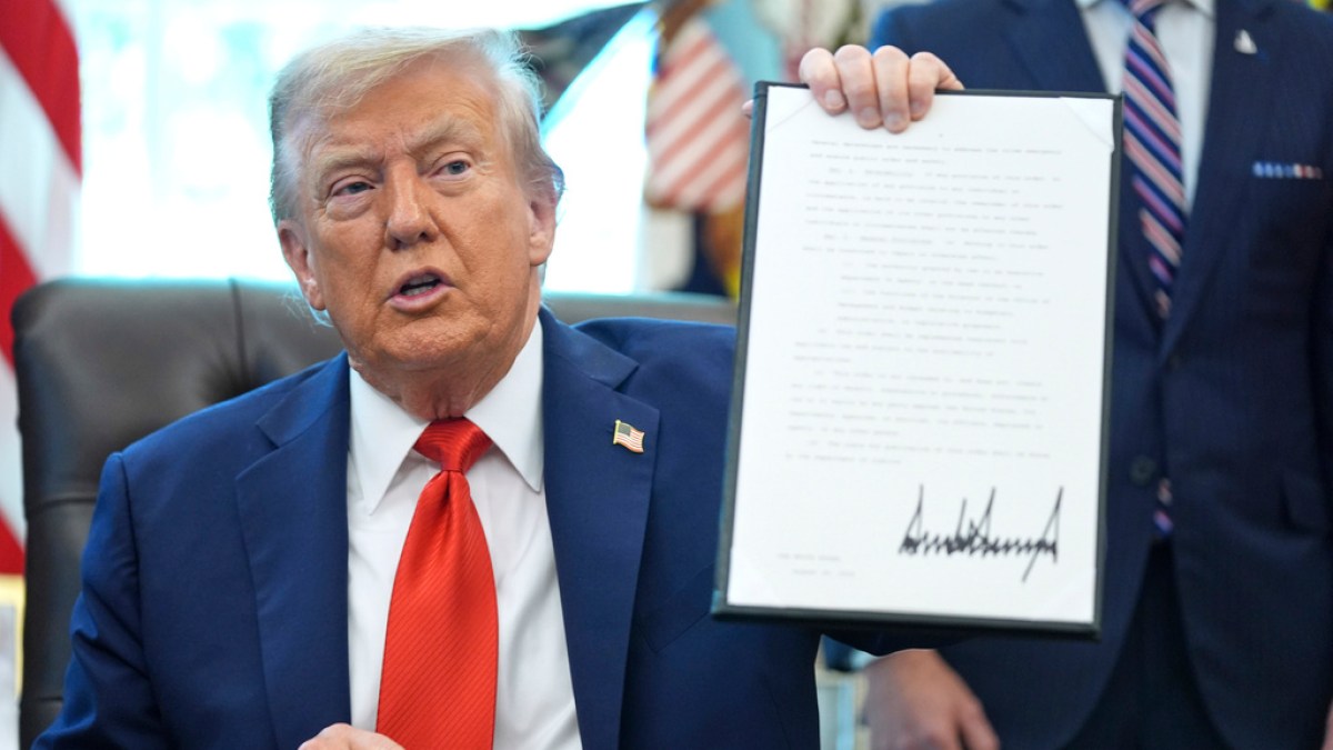 Trump bans burning of US flag in defiance of constitutional protections | Donald Trump News