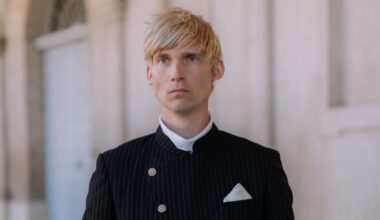 Emil fik at vide, at homoseksuelle skal dræbes. Nu har han skrevet et digt om racisme mod hvide danskere: »Jeg gider ikke finde mig i det mere«