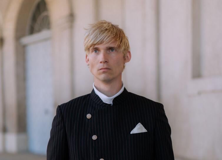 Emil fik at vide, at homoseksuelle skal dræbes. Nu har han skrevet et digt om racisme mod hvide danskere: »Jeg gider ikke finde mig i det mere«