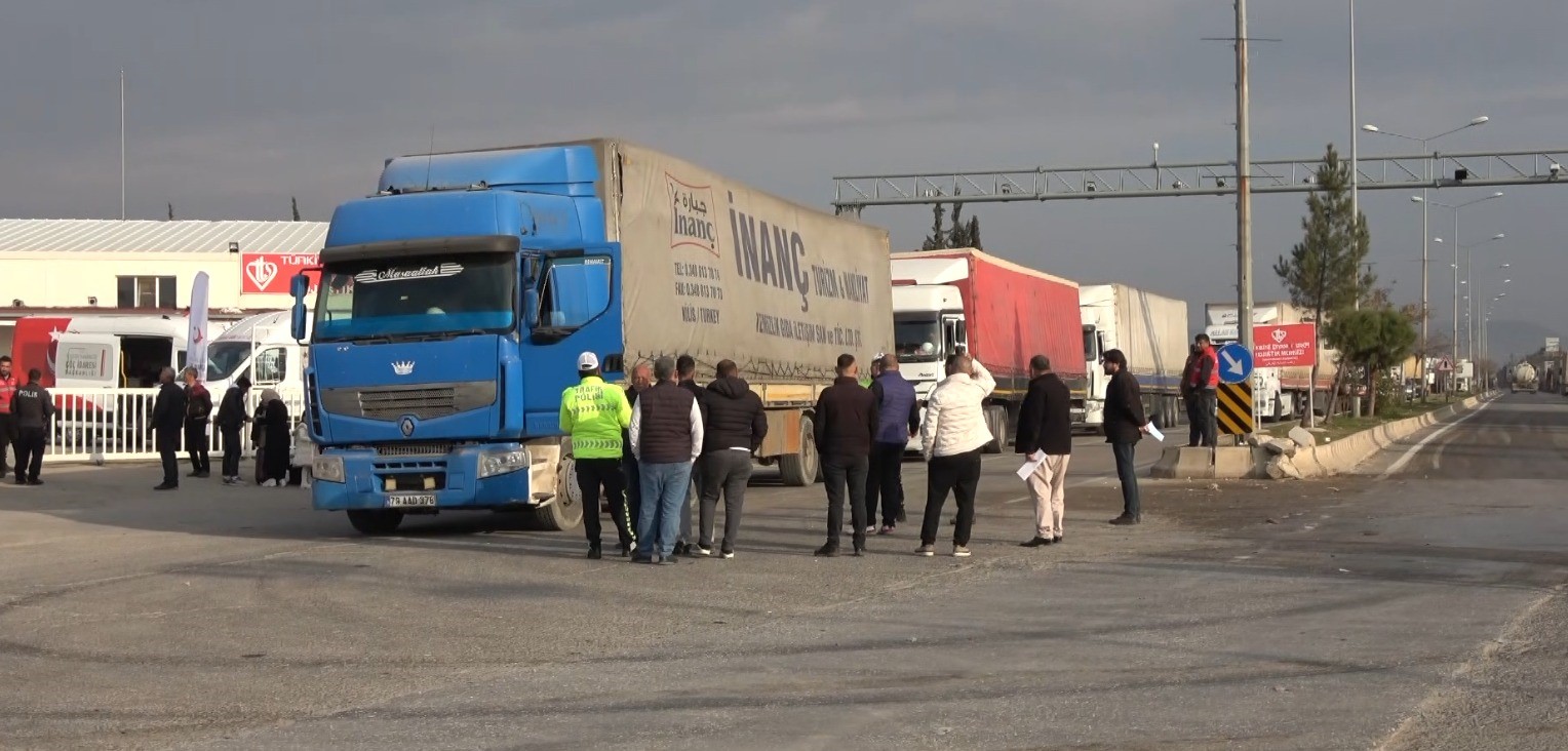 Trucks and trailers at Oncupinar Border Gate in Kilis, Türkiye, on Jan. 15, 2025. (IHA Photo)