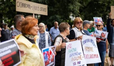 Prie URM pusšimčio žmonių protestas prieš Sviatlanos Cichanouskajos biurą: „Lauk iš Lietuvos“