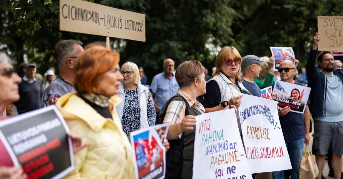 Prie URM pusšimčio žmonių protestas prieš Sviatlanos Cichanouskajos biurą: „Lauk iš Lietuvos“
