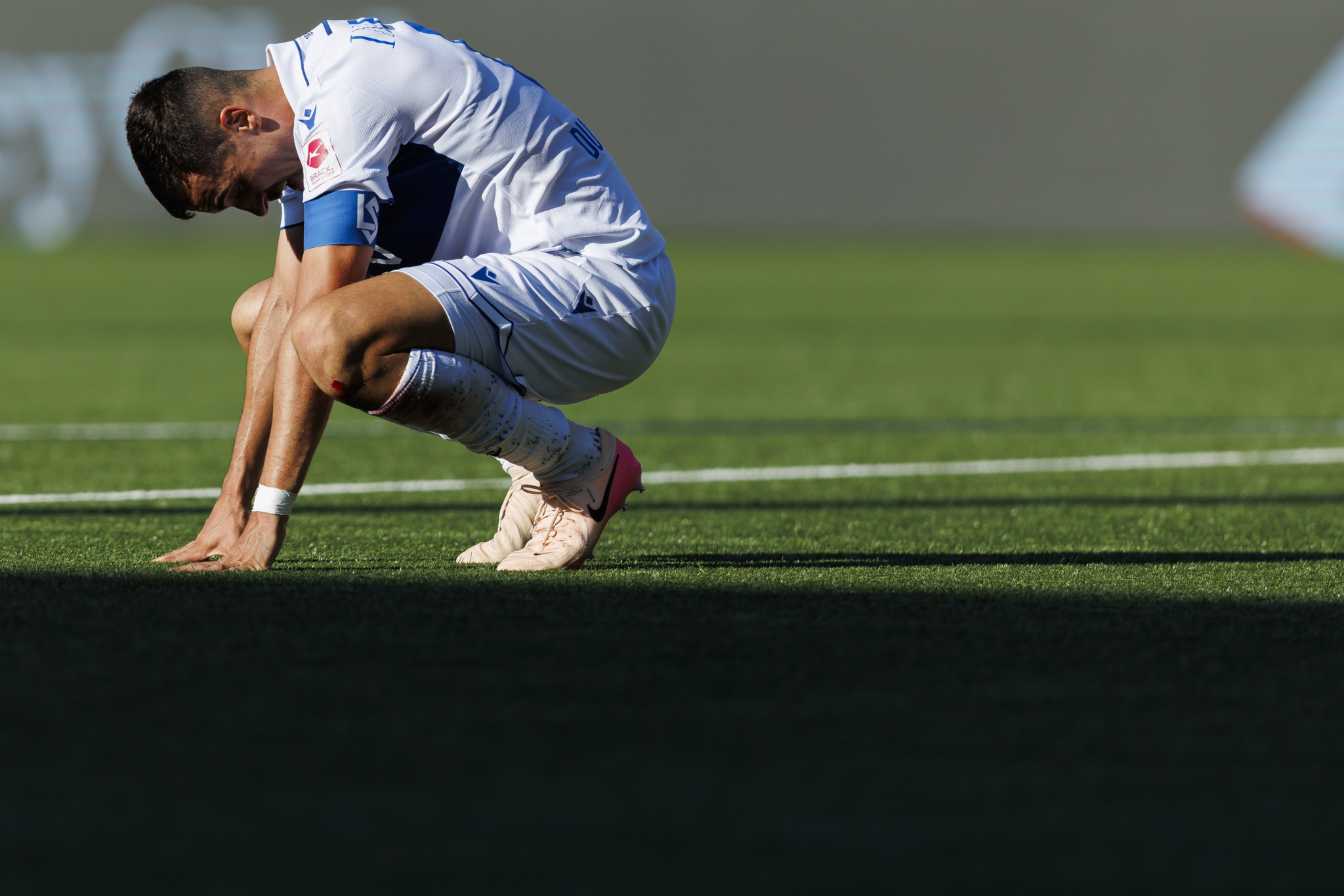 Noe Dussenne de Lausanne-Sport s’agenouille sur le terrain après le match contre FC Zurich au Stade de la Tuilière.