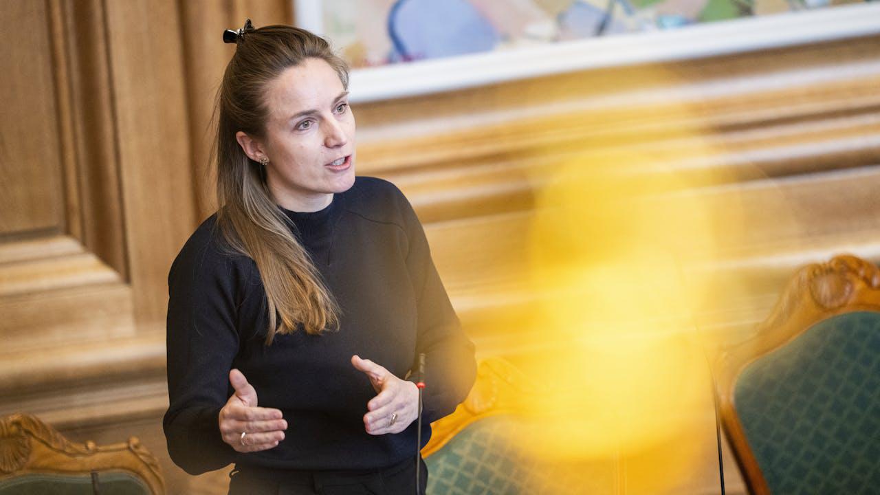 Folketingsmedlem har indsamlet penge nok til at sagsøger staten for grundlovsbrud (stævner den danske stat for baseaftalen mellem Danmark og USA)