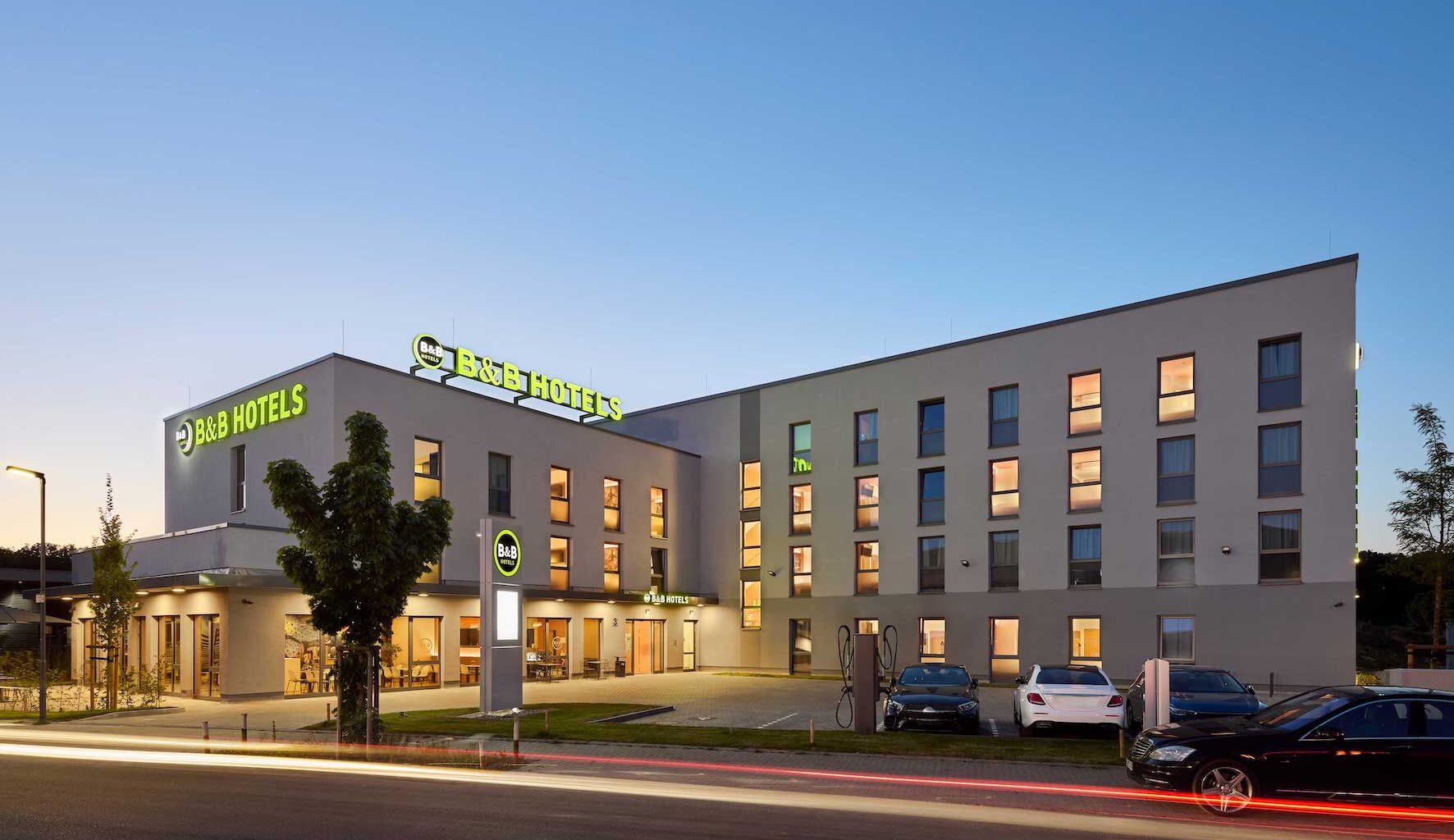 Das Hotel von außen: Ein weißes, modernes Gebäude.