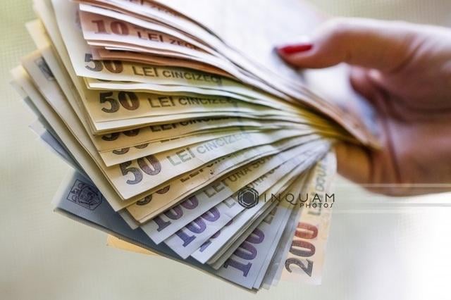 Măsuri din primul pachet de austeritate al Cabinetului Bolojan intră în vigoare de astăzi - TVA şi accizele la carburanţi şi alcool cresc / Este instituită plata contribuţiei de asigurări de sănătate la pensiile de peste 3.000 de lei | News.ro