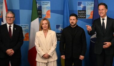 Dopo l'incontro con Putin della settimana scorsa, inizia l'incontro fra Trump e Zelensky. Zelensky è accompagnato da Meloni, Merz, Starmer, Macron, Rutte e Von Der Leyen.