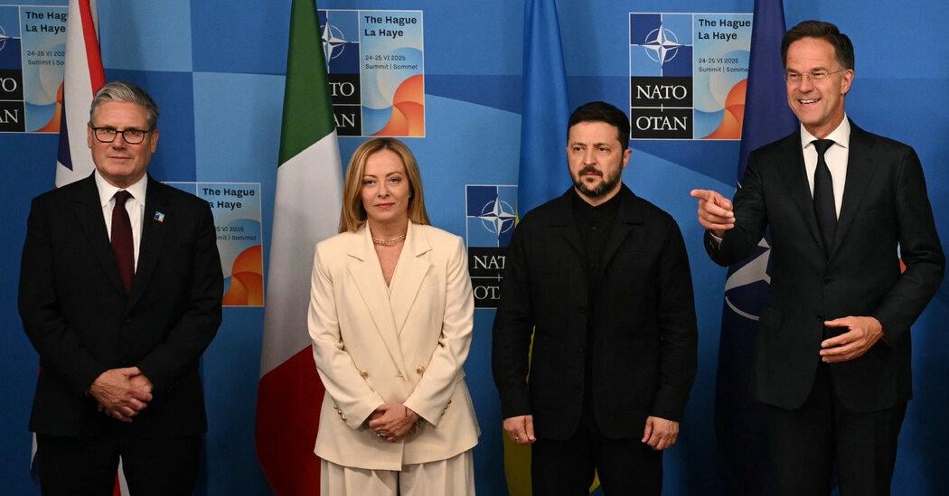 Dopo l'incontro con Putin della settimana scorsa, inizia l'incontro fra Trump e Zelensky. Zelensky è accompagnato da Meloni, Merz, Starmer, Macron, Rutte e Von Der Leyen.
