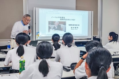 Atomic bomb survivor Satoshi Tanaka gives a talk to high school students.