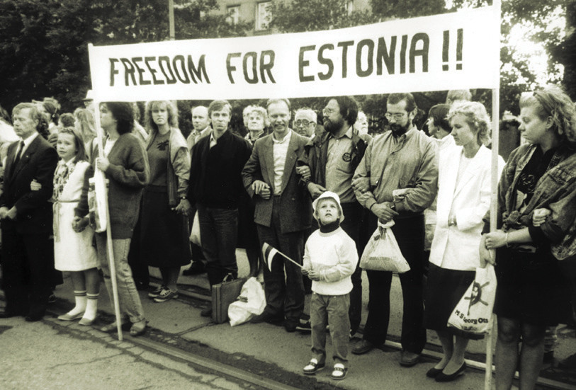 Estonia commemorates the Baltic Way